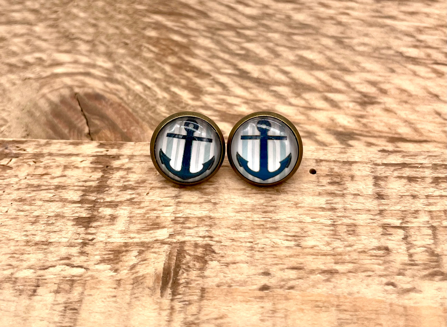 Ohrstecker aus Glas mit Anker-Motiv (gestreift)