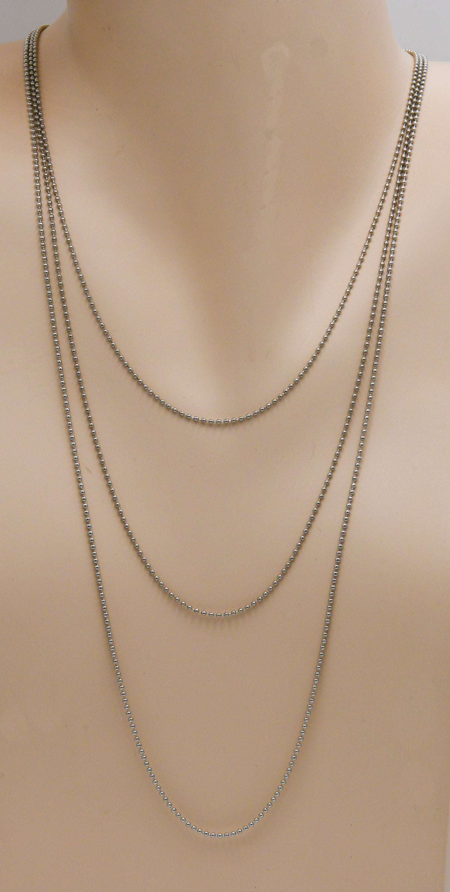 Kette mit Punkten in Türkis Fassung Silber