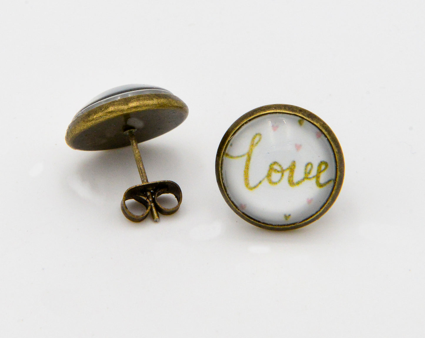 Romantische Ohrstecker mit Glas mit Love und Herzen