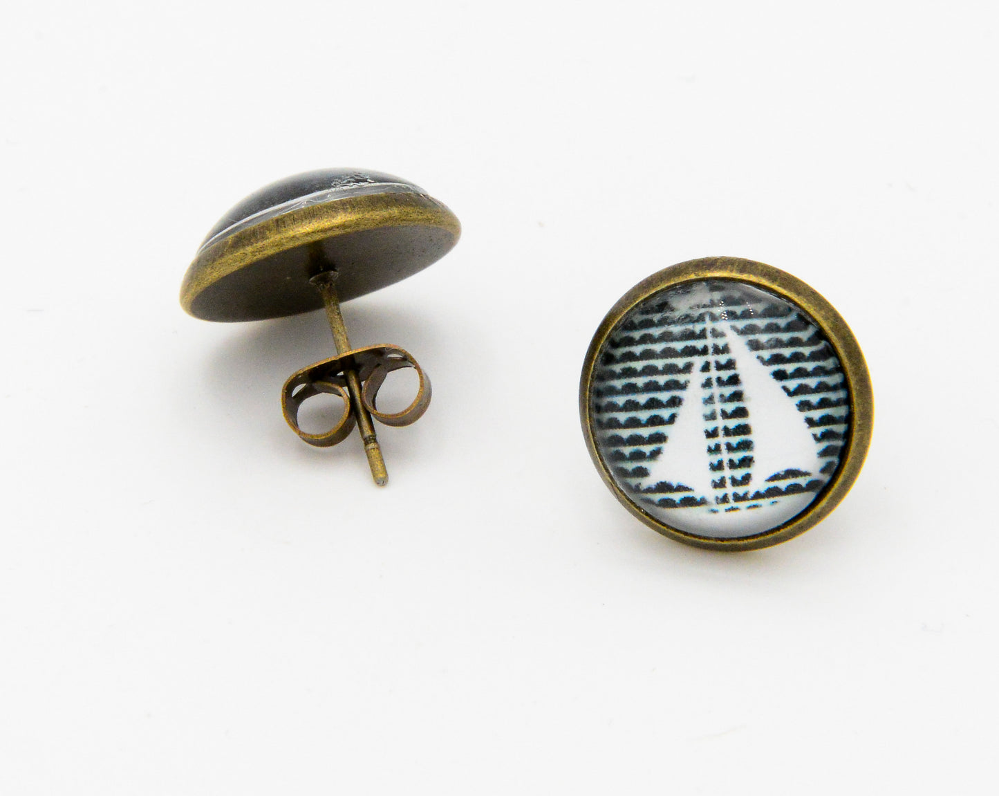 Ohrstecker mit Glas Segelboot Fassung in Bronze