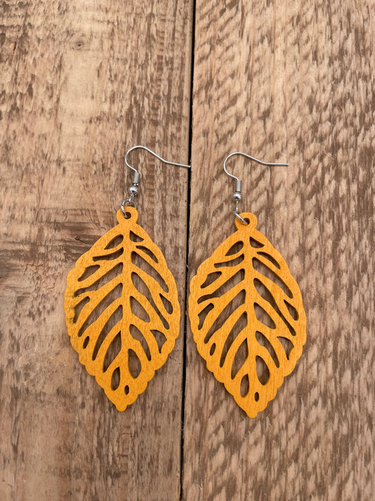 Holzohrringe mit senfgelbem Blatt – Nickelfrei