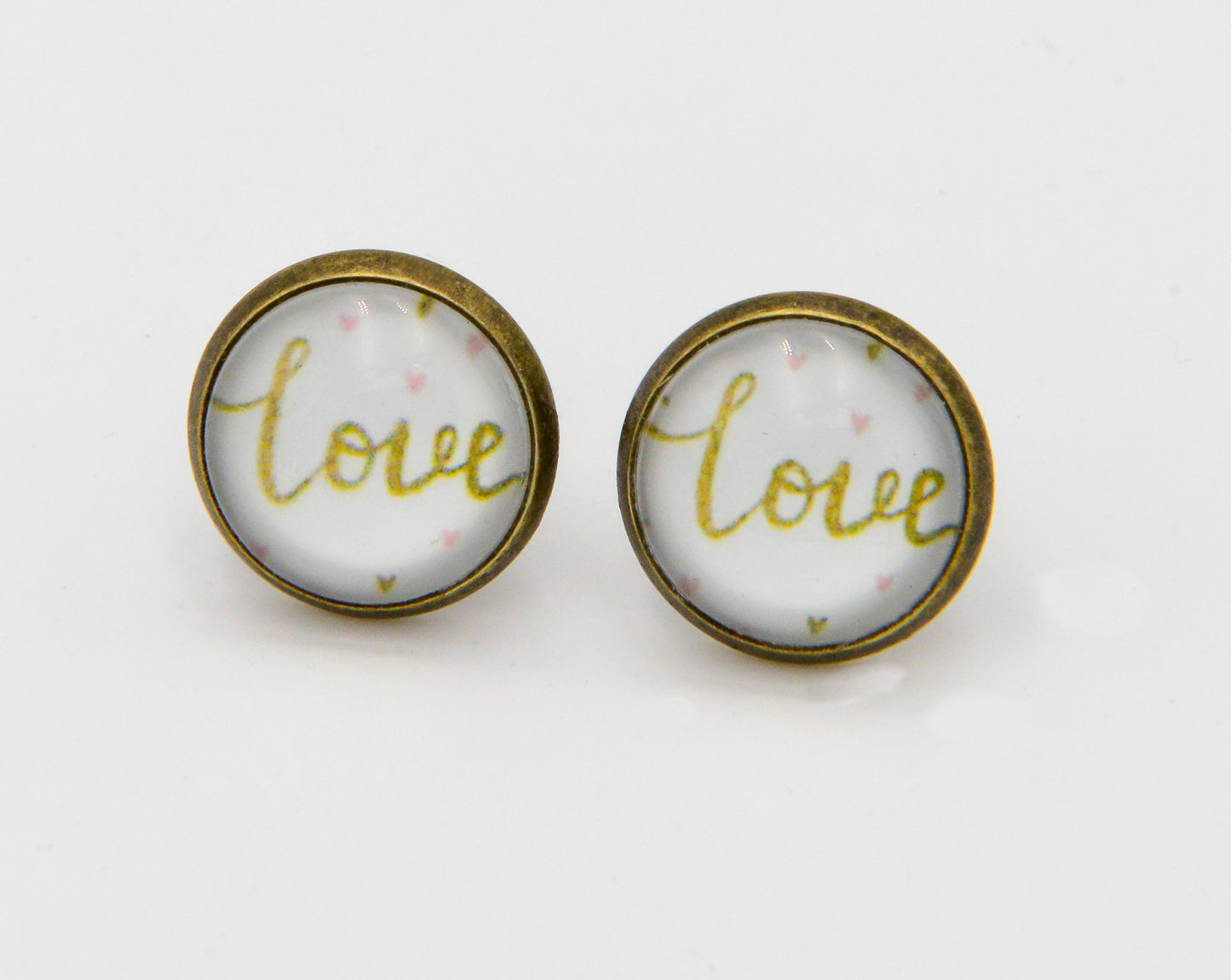 Romantische Ohrstecker mit Glas mit Love und Herzen